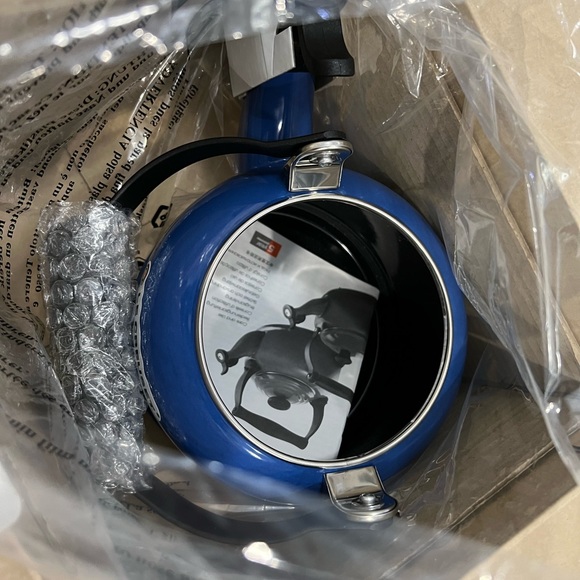 Limited edition  LE CREUSET COBALT BLUE LOTUS WHISTLING TEA KETTLE 1.25 QT - Picture 3 of 3